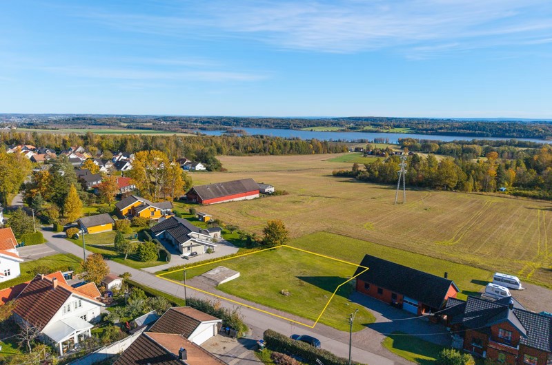 Nydelig, solrik og romslig tomt med utsikt til Akersvannet i Stokke
