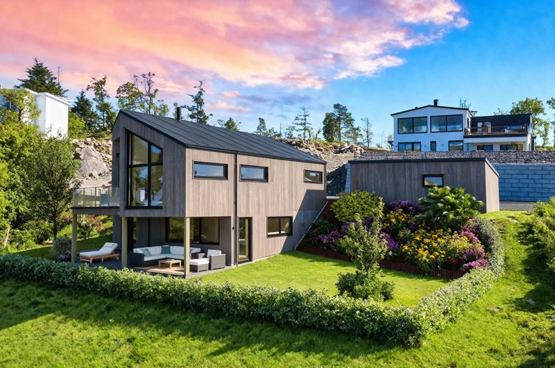 Moderne og stilfull enebolig med flott utsikt i Revetal